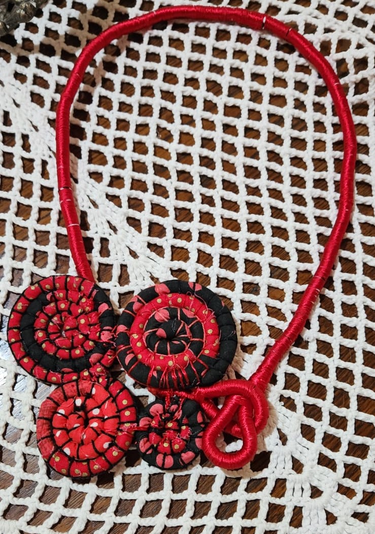 03/05 – Jóias Têxteis (Vicky D’Alto) - Imagem 2