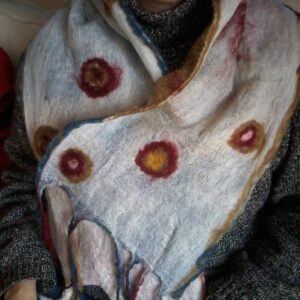 25/04 – LENÇO / ECHARPE EM FELTRO NUNO (VIRGÍNIA D’ALTO OBERTI)