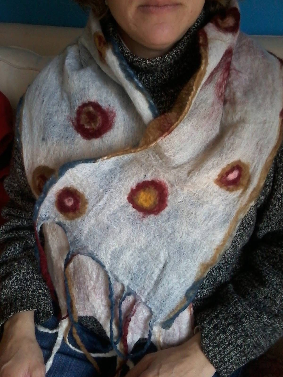 25/04 – LENÇO / ECHARPE EM FELTRO NUNO (VIRGÍNIA D’ALTO OBERTI)